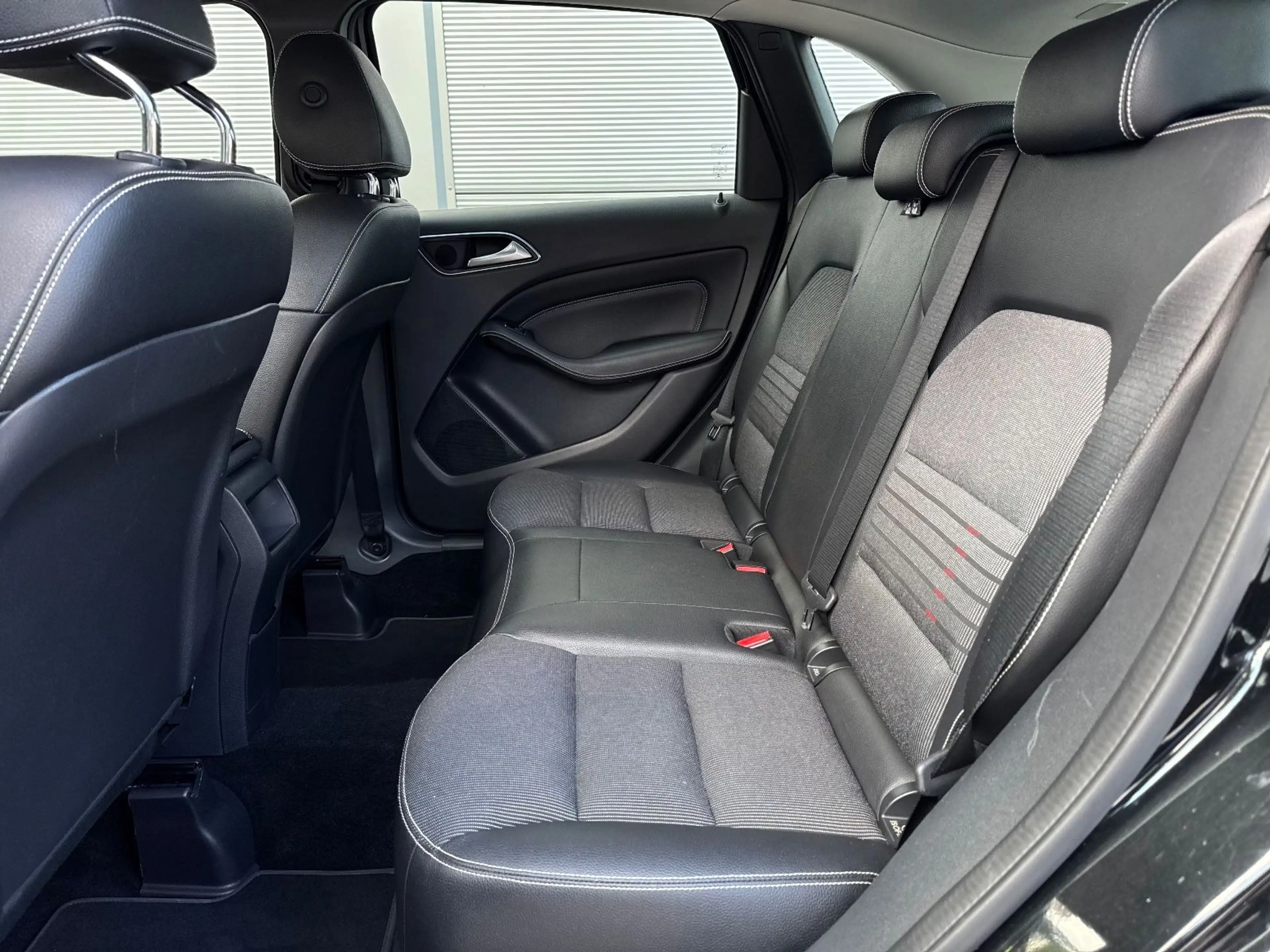 Mercedes-Benz B 180 Urban Navi Teilleder Shz PDC — photo 12