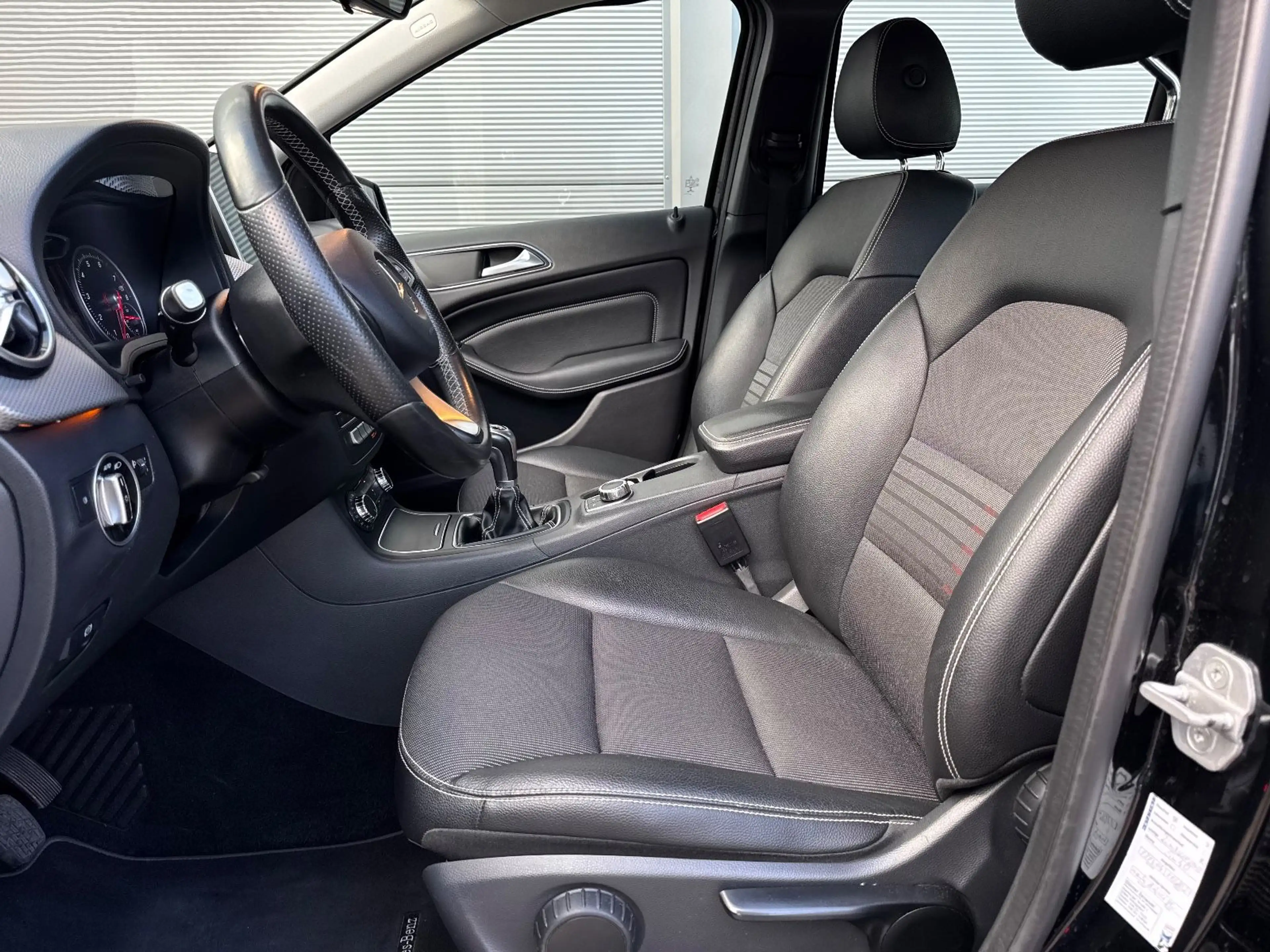 Mercedes-Benz B 180 Urban Navi Teilleder Shz PDC — photo 10
