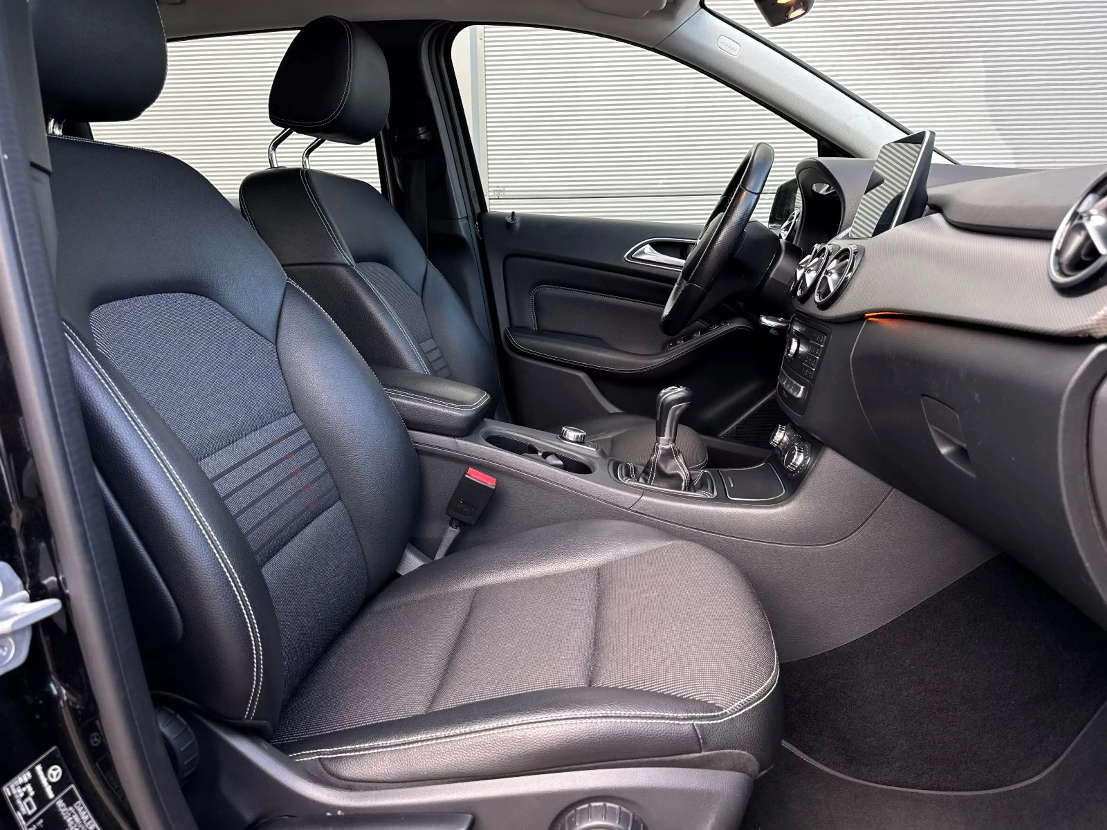 Mercedes-Benz B 180 Urban Navi Teilleder Shz PDC — photo 9