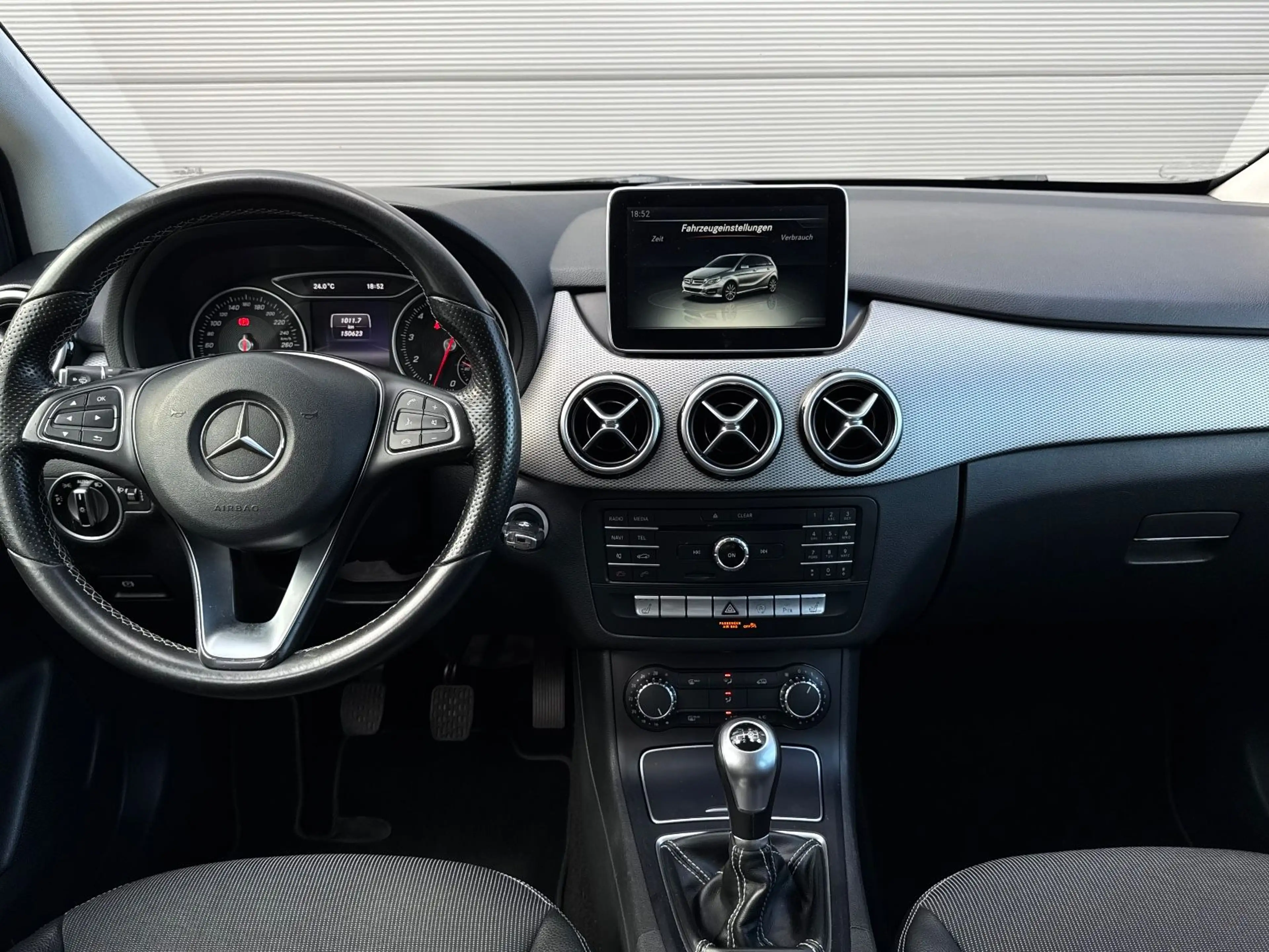 Mercedes-Benz B 180 Urban Navi Teilleder Shz PDC — photo 14