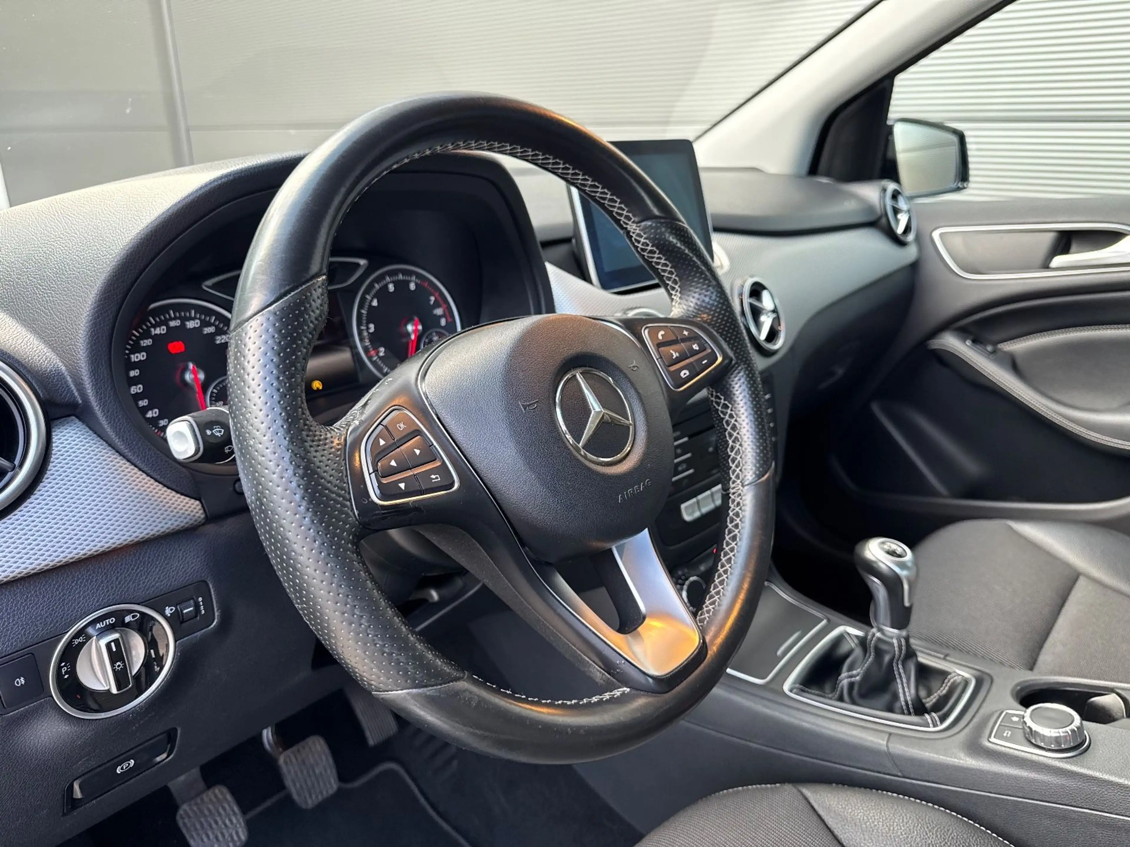Mercedes-Benz B 180 Urban Navi Teilleder Shz PDC — photo 11