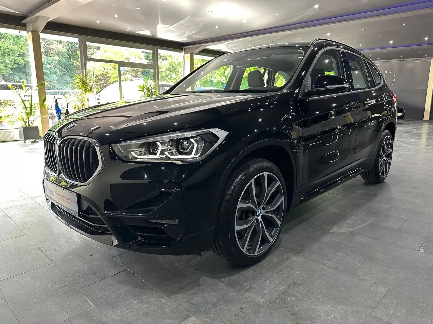 BMW X1 sDrive 20 i Sport Line /MEMORY / LED / 19Zoll Schwarz - 1