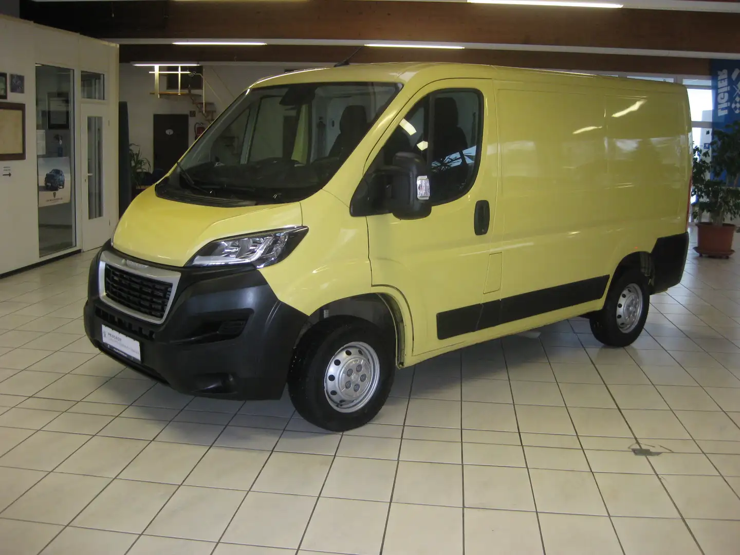 Peugeot Boxer 330 L1H1 BlueHDi 140 Stop&Start Gelb - 1