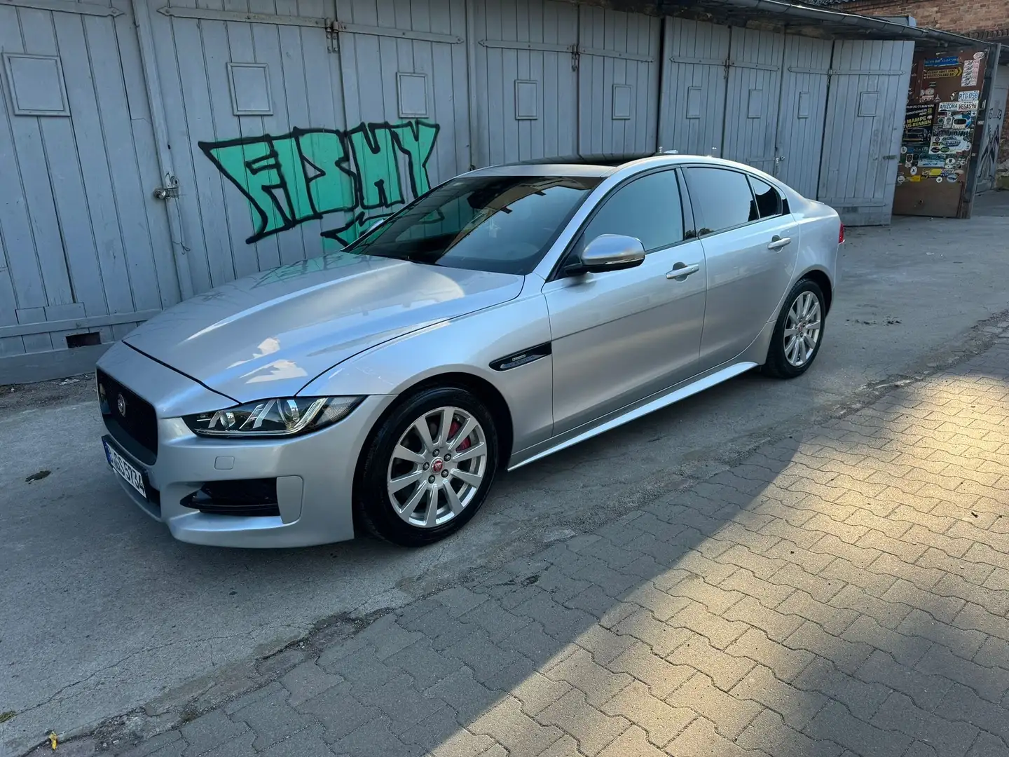 Jaguar XE R-Sport mit Sportauspuff Grau - 1