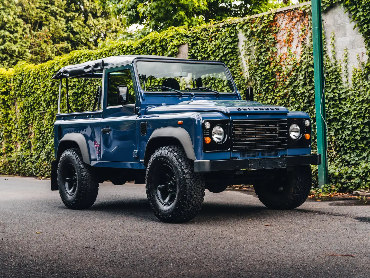 Land Rover Defender Defender 90 // 2.2 // SOFTTOP // LAST GEN Bleu - 1