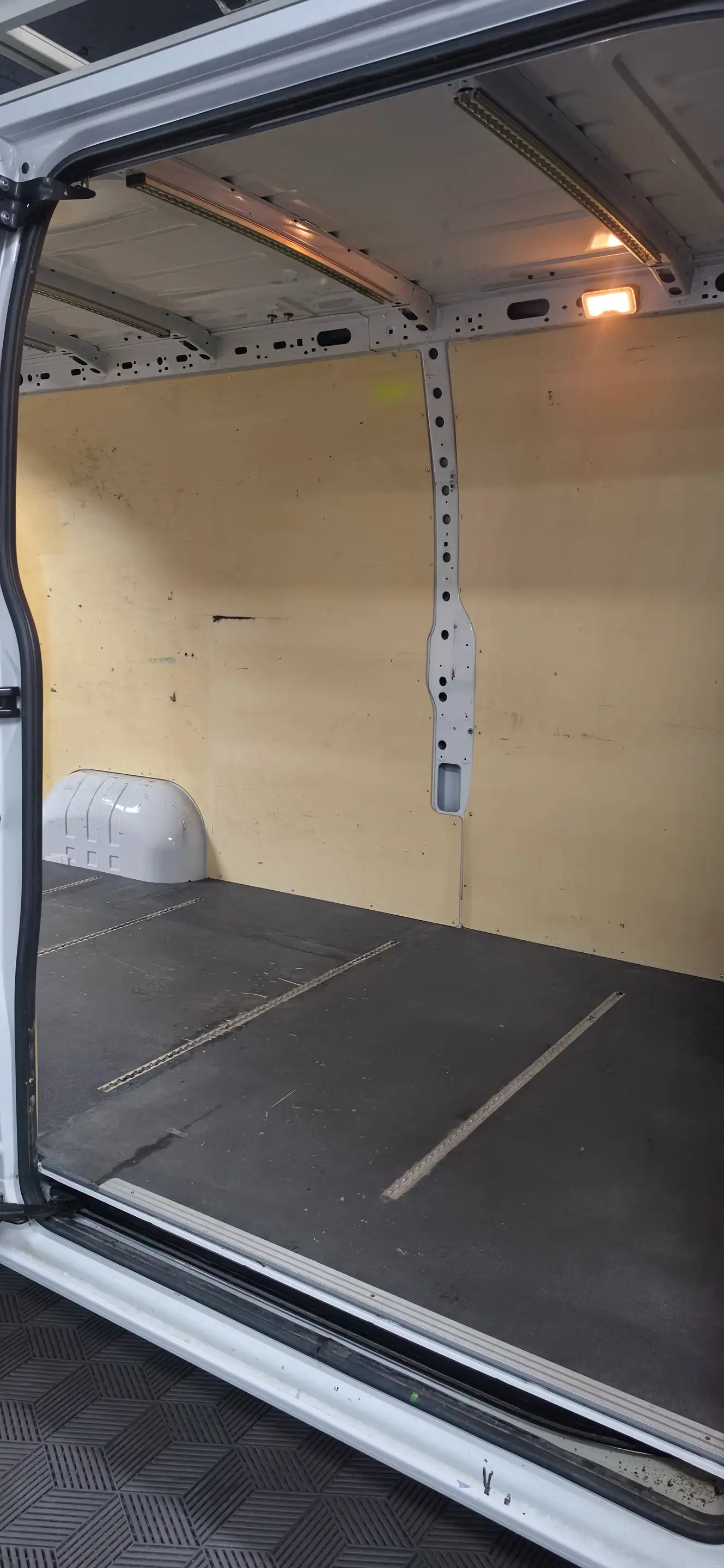 Renault Master L3H2 2.3 dCi 150 · Galerie de toit · Attelage · Caméra + radars · CarPlay · Entretien 120 000 km fait — photo 13