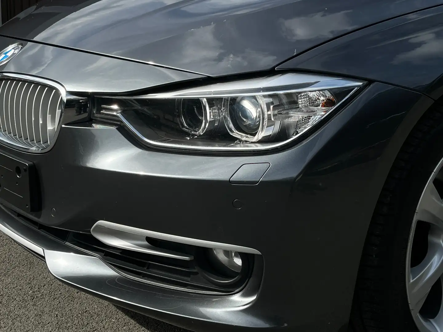 BMW 330 330d Touring Modern Line 1.HAND AUT NAVI KEYLESSGO Grau - 2