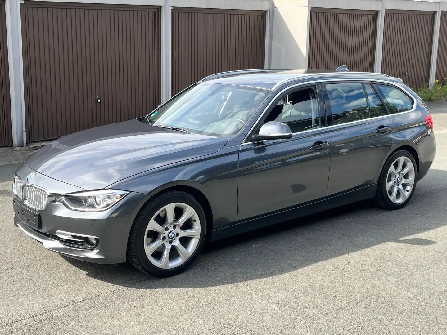 BMW 330 330d Touring Modern Line 1.HAND AUT NAVI KEYLESSGO Grau - 1