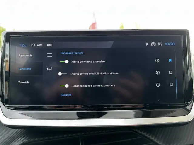 Peugeot 208 view 17