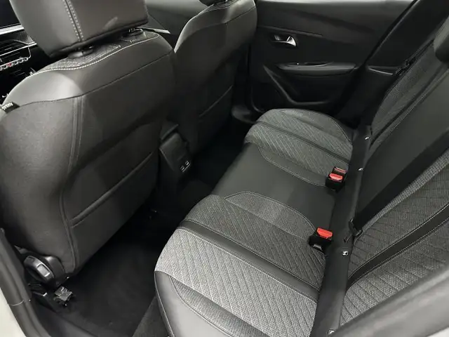 Peugeot 208 view 9