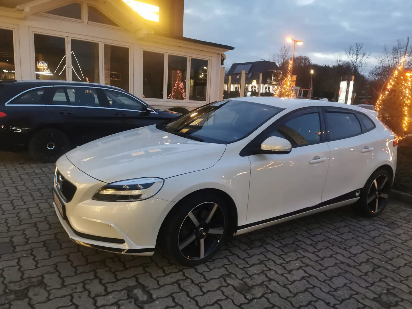 Volvo V40 V40 D3 Geartronic Momentum TŰV/HU 2027 Weiß - 1