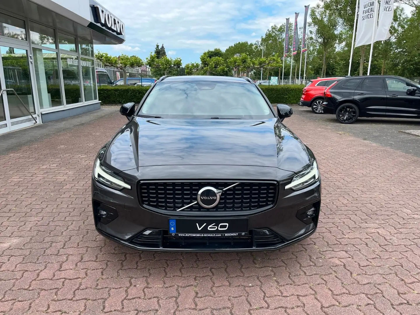 Volvo V60 B4 D Auto Plus Dark Grau - 2