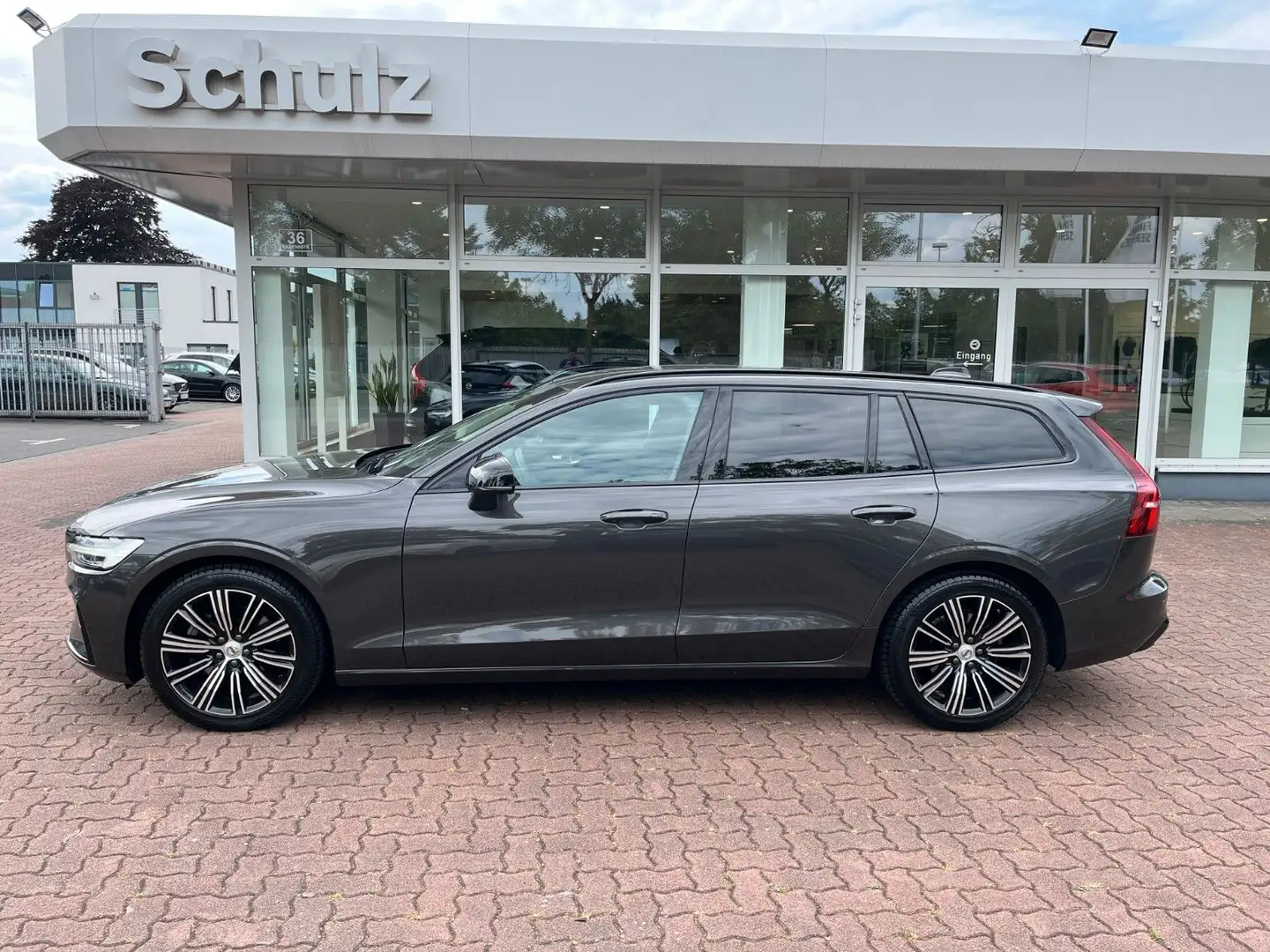 Volvo V60 B4 D Auto Plus Dark Grau - 1