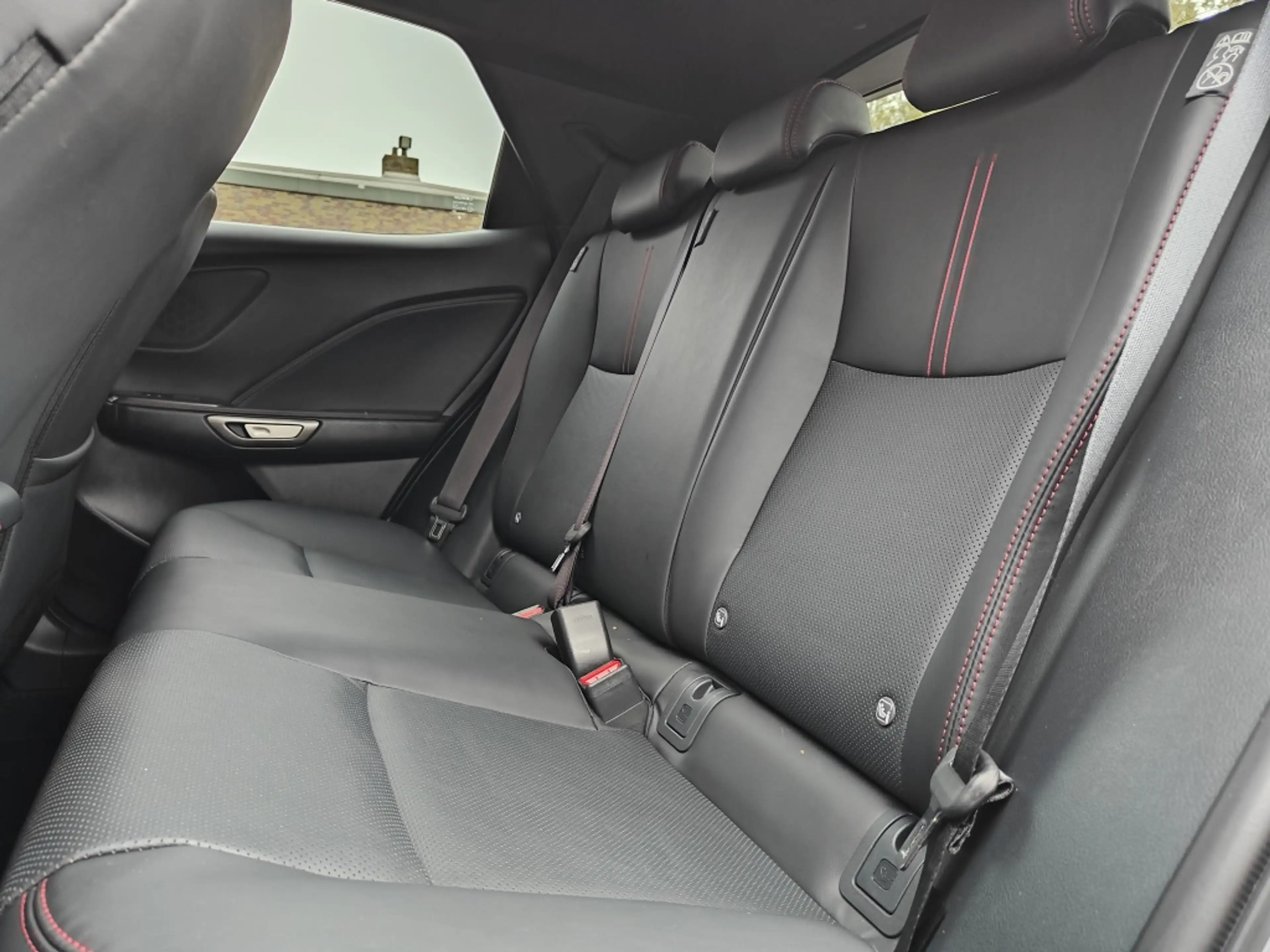 Lexus LBX LBX 1.5 Hybrid Emotion (FWD) — photo 18