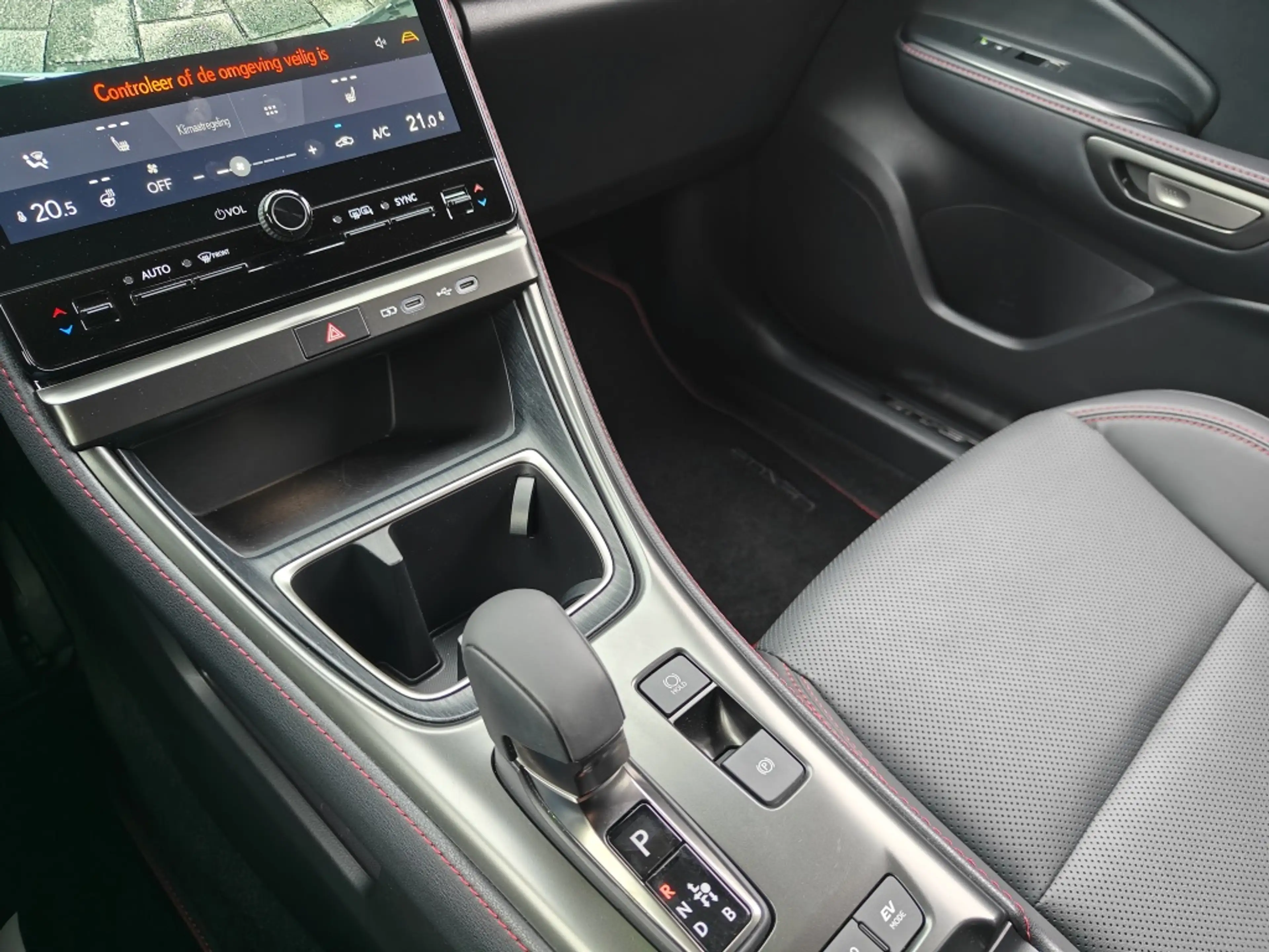Lexus LBX LBX 1.5 Hybrid Emotion (FWD) — photo 17