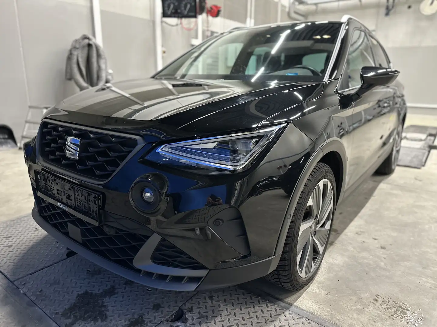 SEAT Arona 1,0TSI DSG FR 18´´ AHK Alcant. Full LED Schwarz - 1