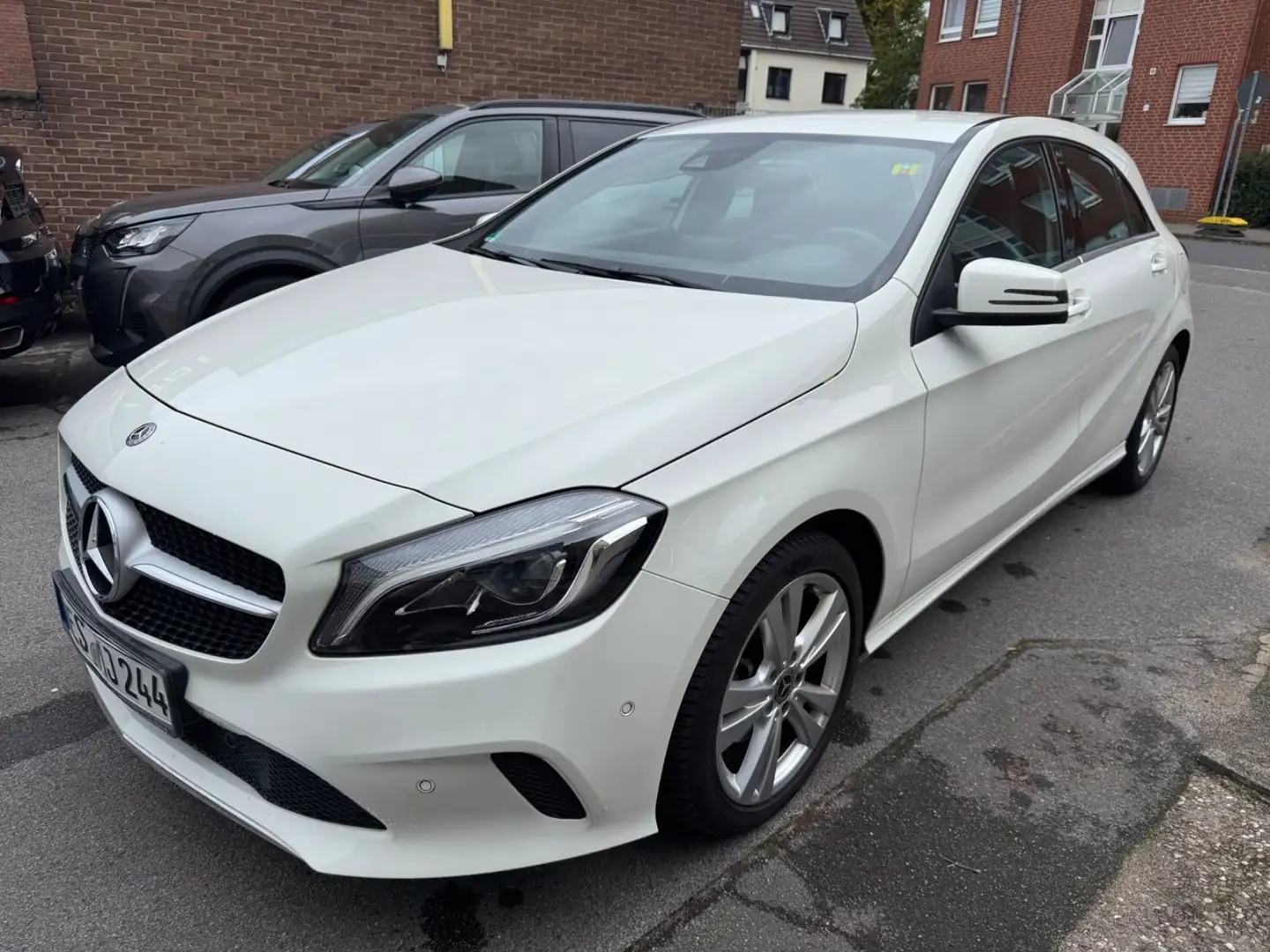Mercedes-Benz A 180 A -Klasse-LED-Navi-2xPDC-SHZ-Temp. Weiß - 1