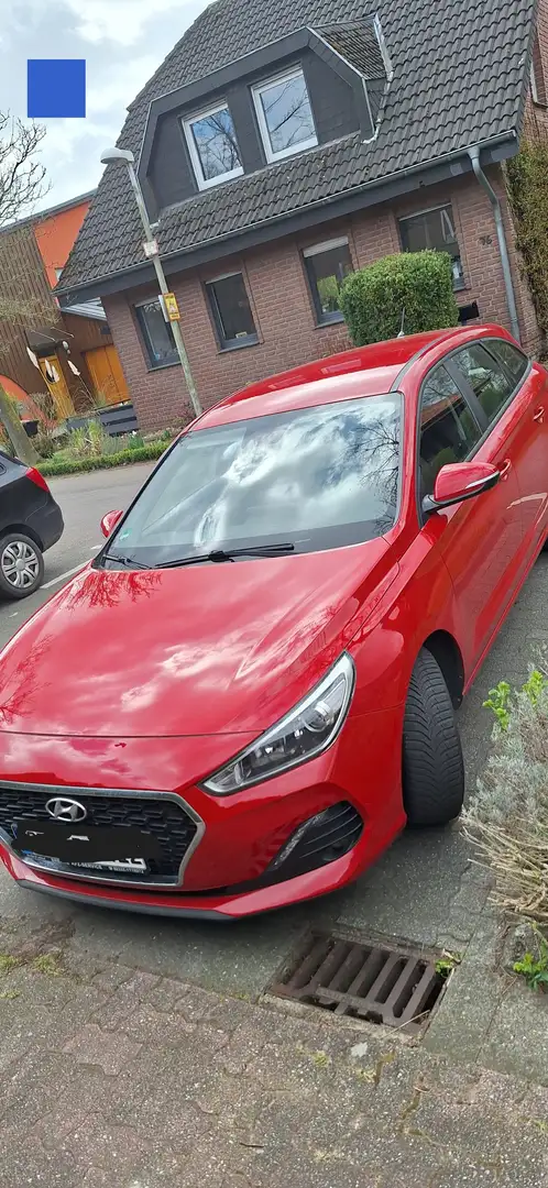 Hyundai i30 i30 Kombi / 1.4 Select / 8 Fach bereift Rot - 2