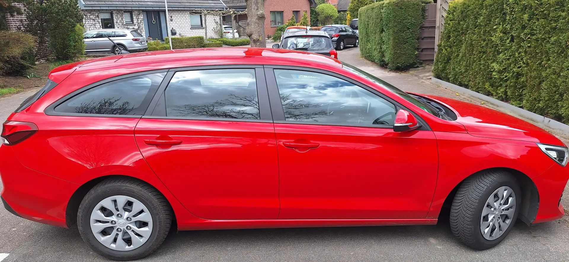 Hyundai i30 i30 Kombi / 1.4 Select / 8 Fach bereift Rot - 1
