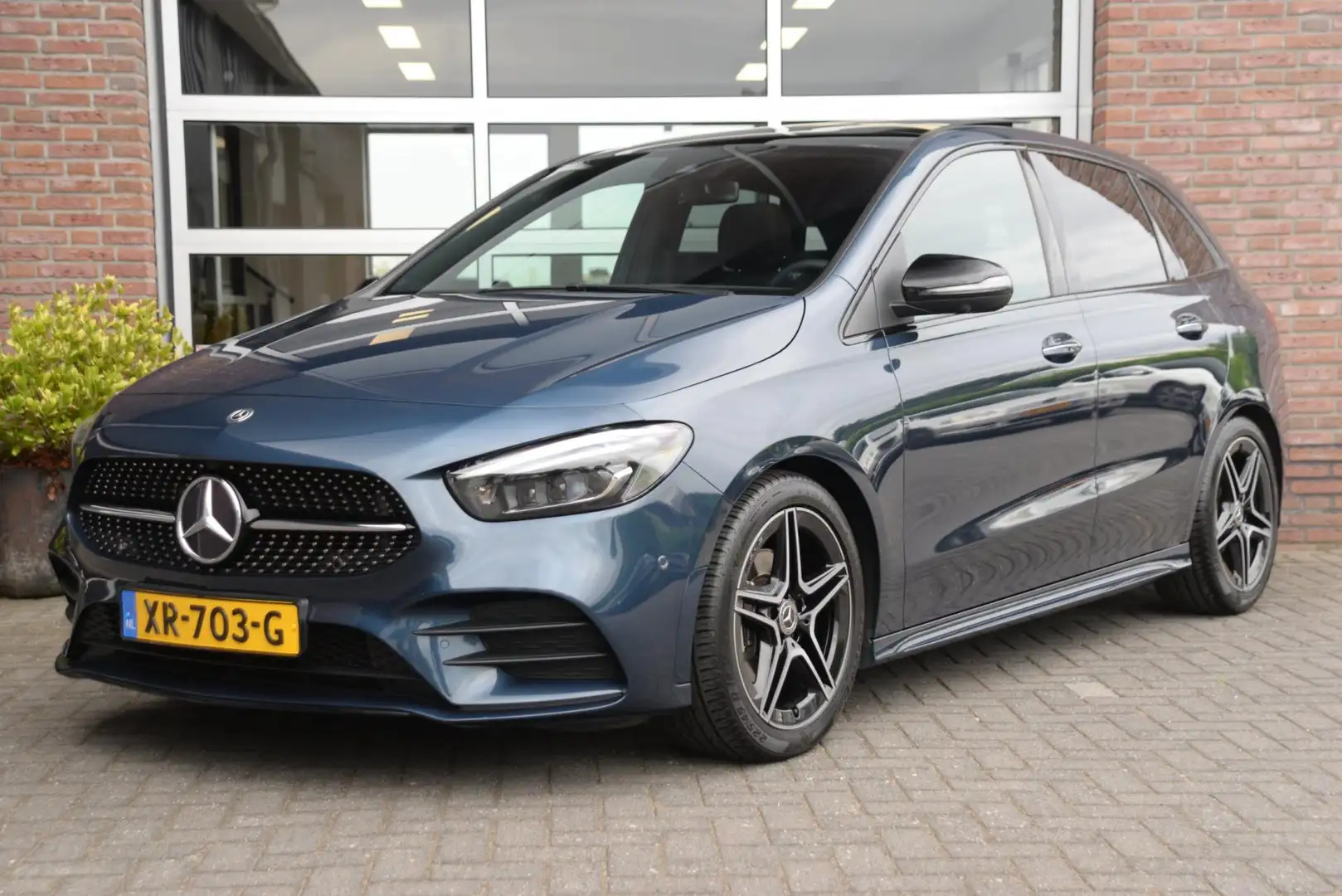 Mercedes-Benz B 180 AMG Launch Edition Premium Plus | 360 Camera | Pan Bleu - 1