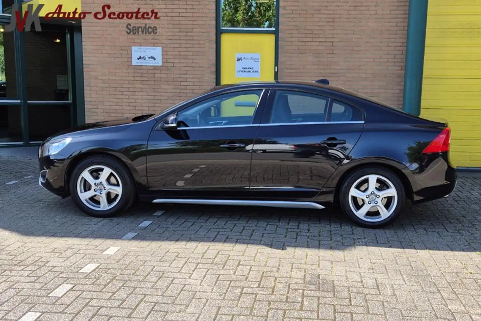 Volvo S60 2.0T Intro Edition Airco! Cruise Controle! Trekhaa Zwart - 2