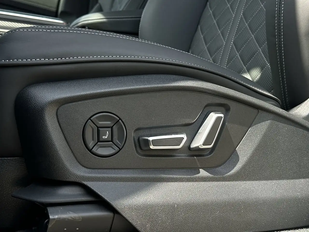 Audi SQ7 снимка Audi SQ7