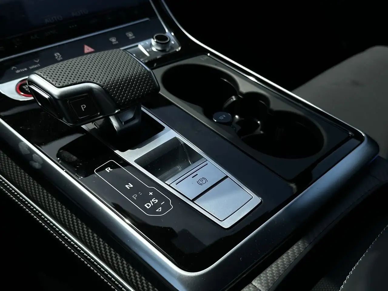 Audi SQ7 снимка Audi SQ7