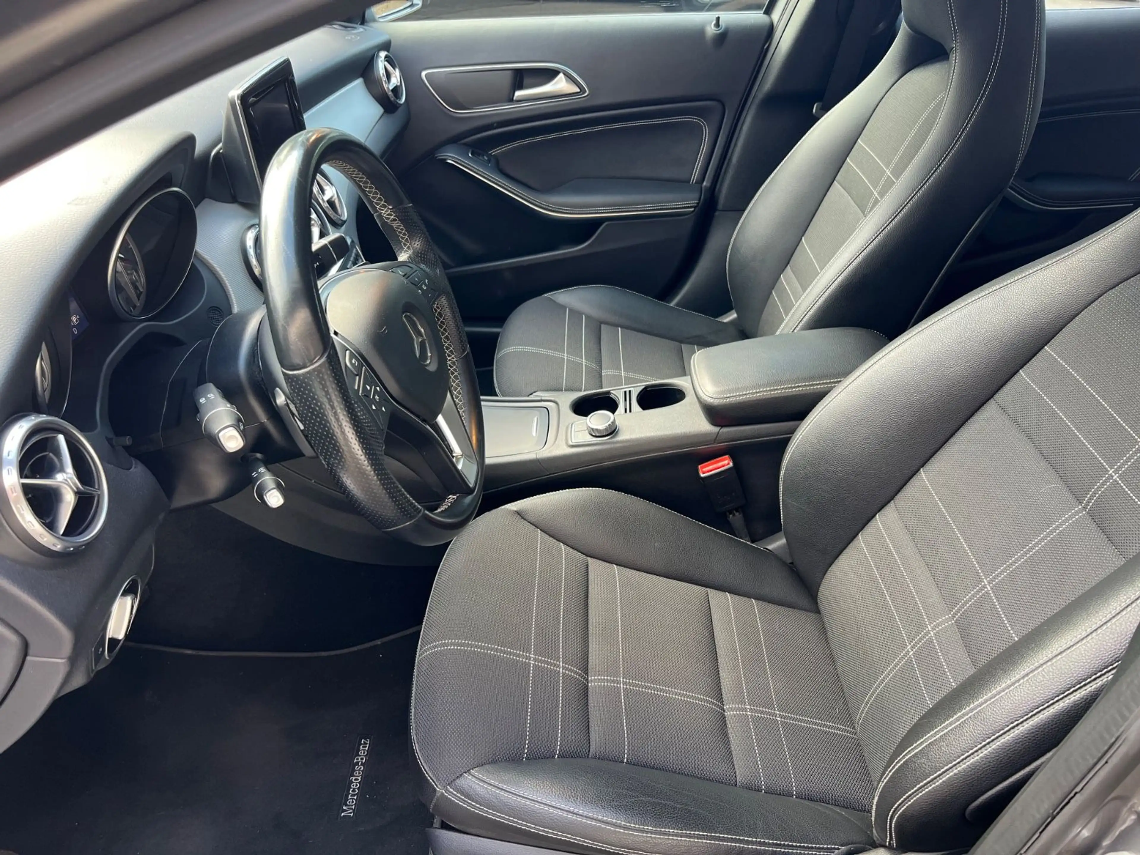 Mercedes-Benz GLA 180 Sport Automatik Xenon 2.Hand — photo 9
