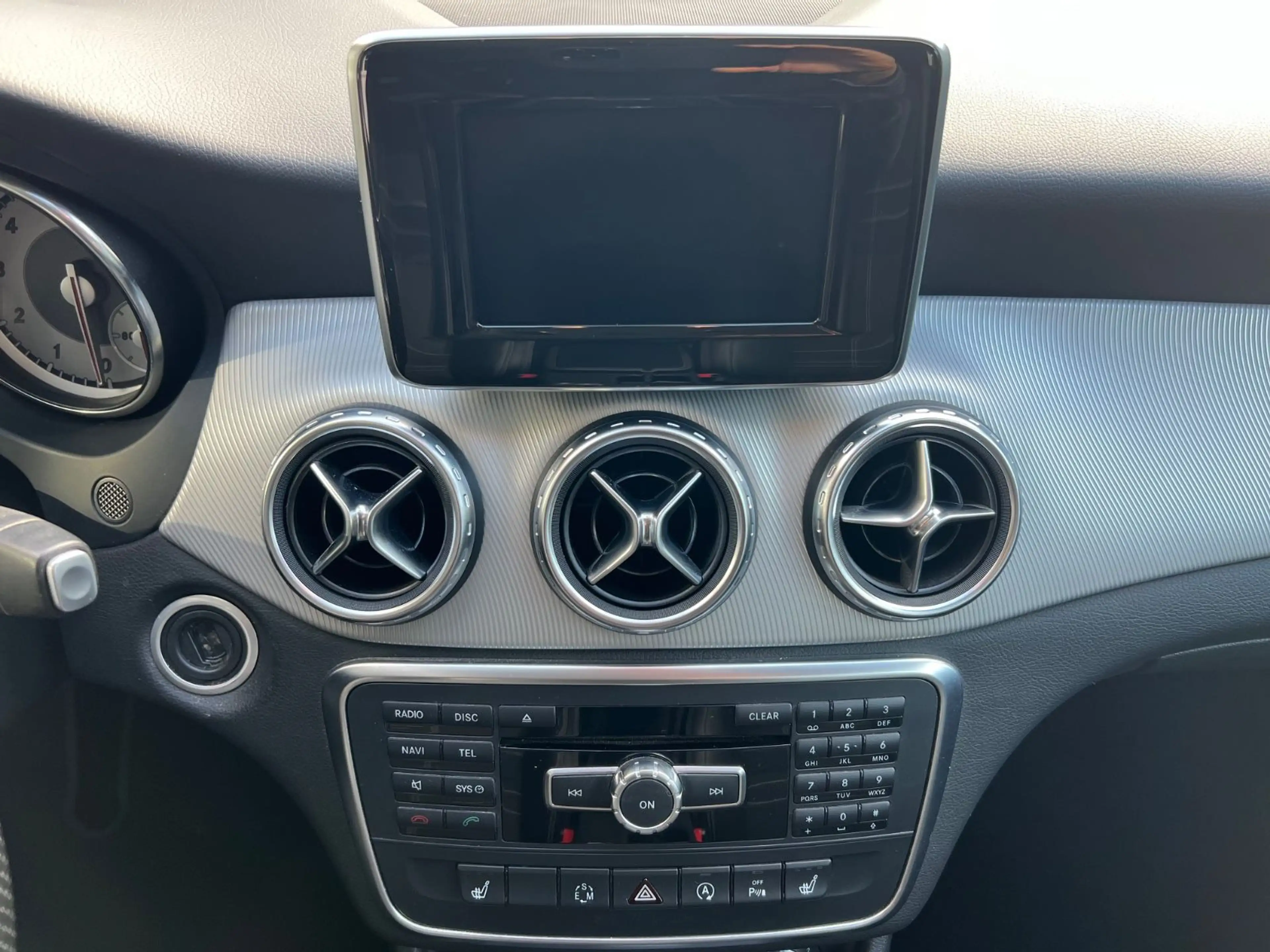 Mercedes-Benz GLA 180 Sport Automatik Xenon 2.Hand — photo 14