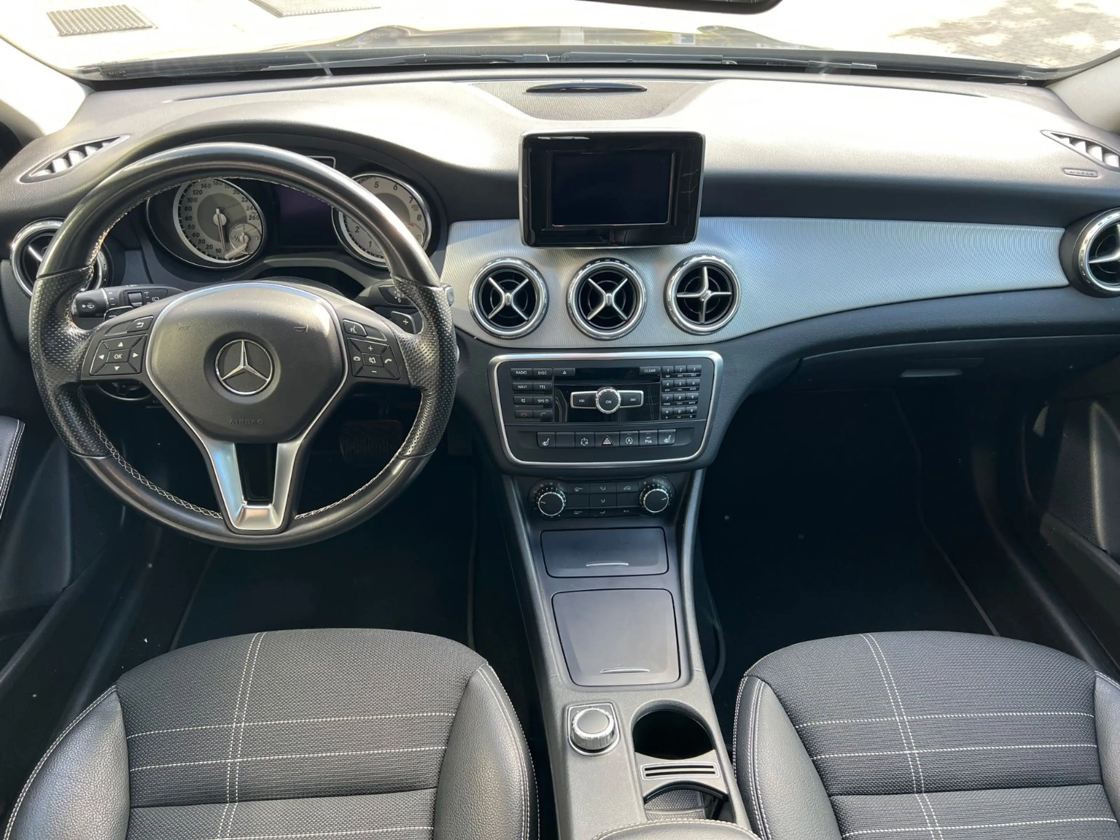 Mercedes-Benz GLA 180 Sport Automatik Xenon 2.Hand — photo 12