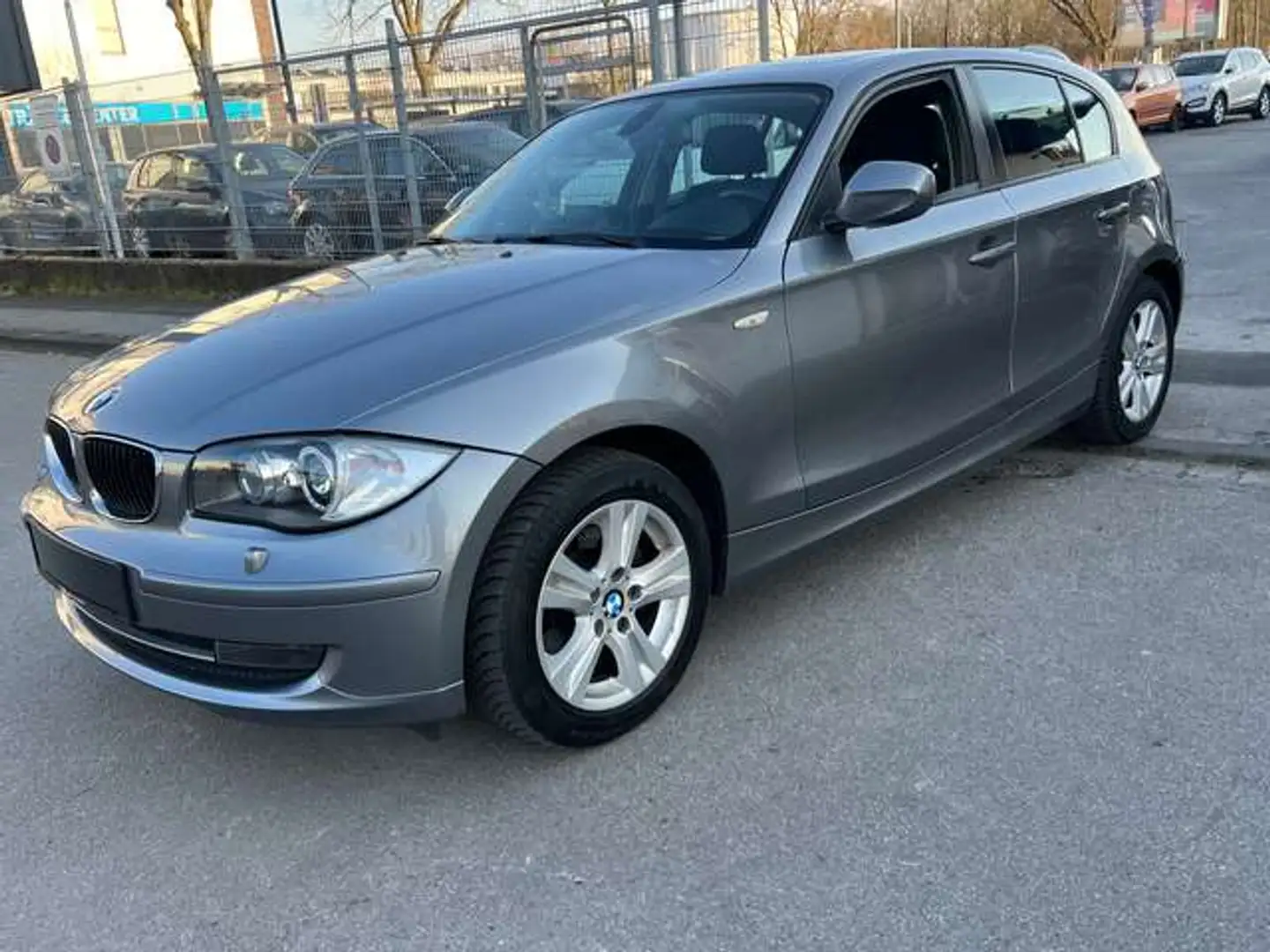 BMW 118 118i*AUTOMATIK*117tkm*KLIMA*SCHIEBEDACH*XENON* Gris - 2
