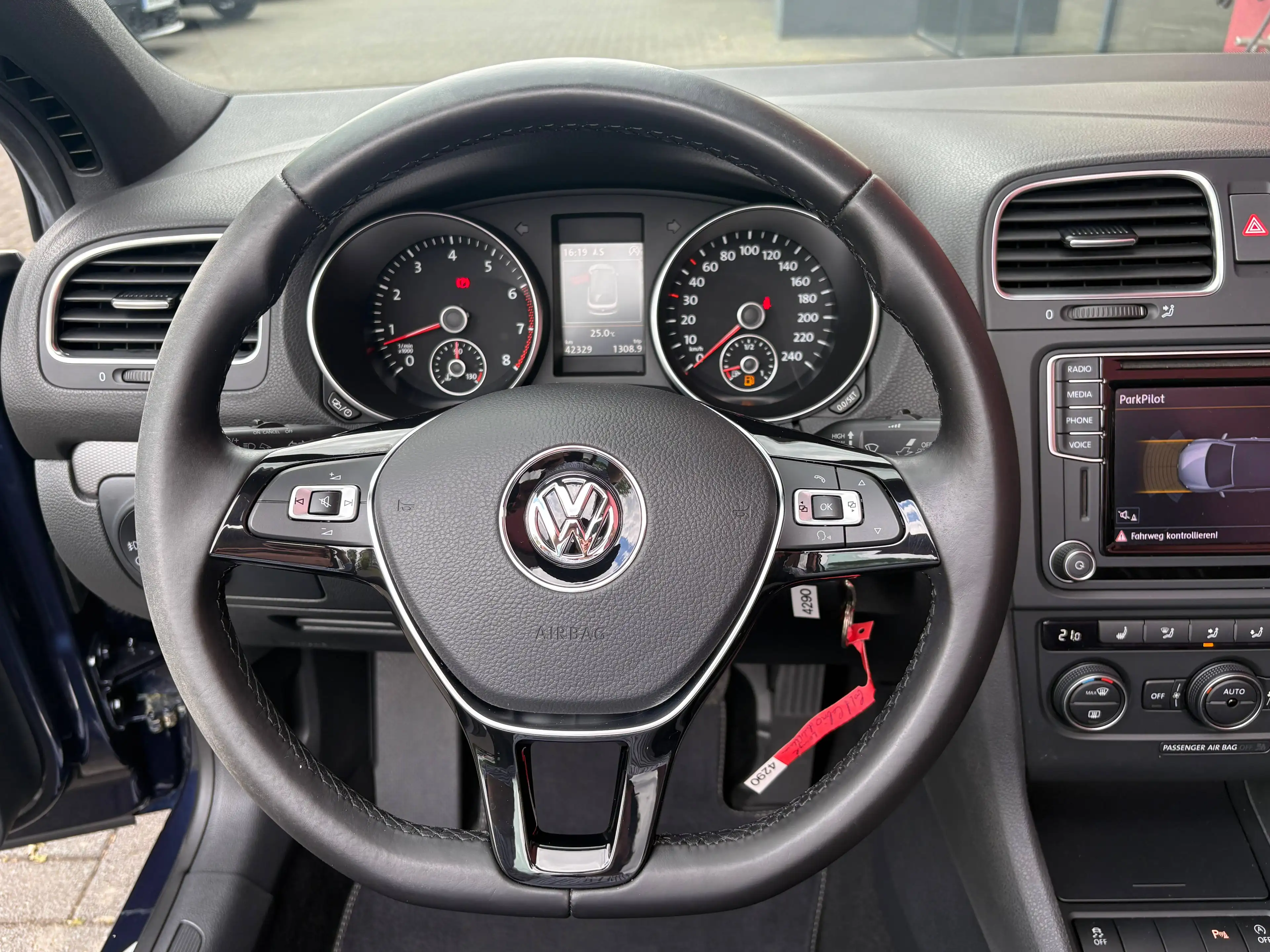 Volkswagen Golf Cabriolet 1.4 TSI BMT 125PS SONDERMODELL LOUNGE NAVI ALU-17" — photo 14