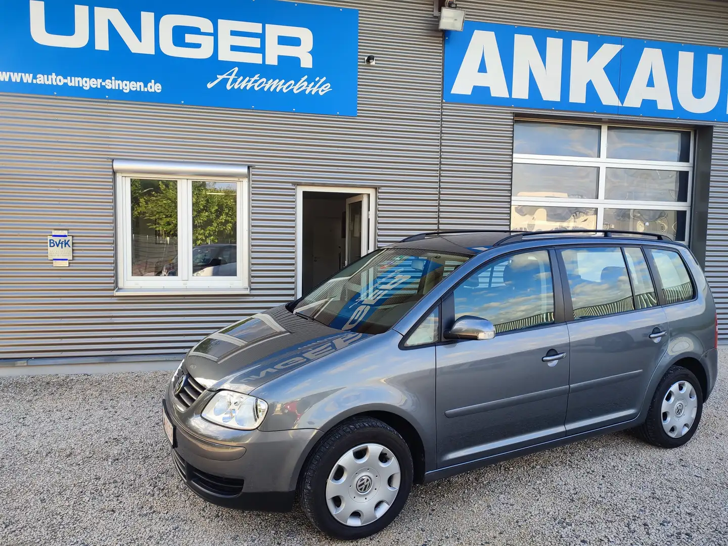 Volkswagen Touran 1.6 FSI Trendline 7 Sitzer Grau - 1