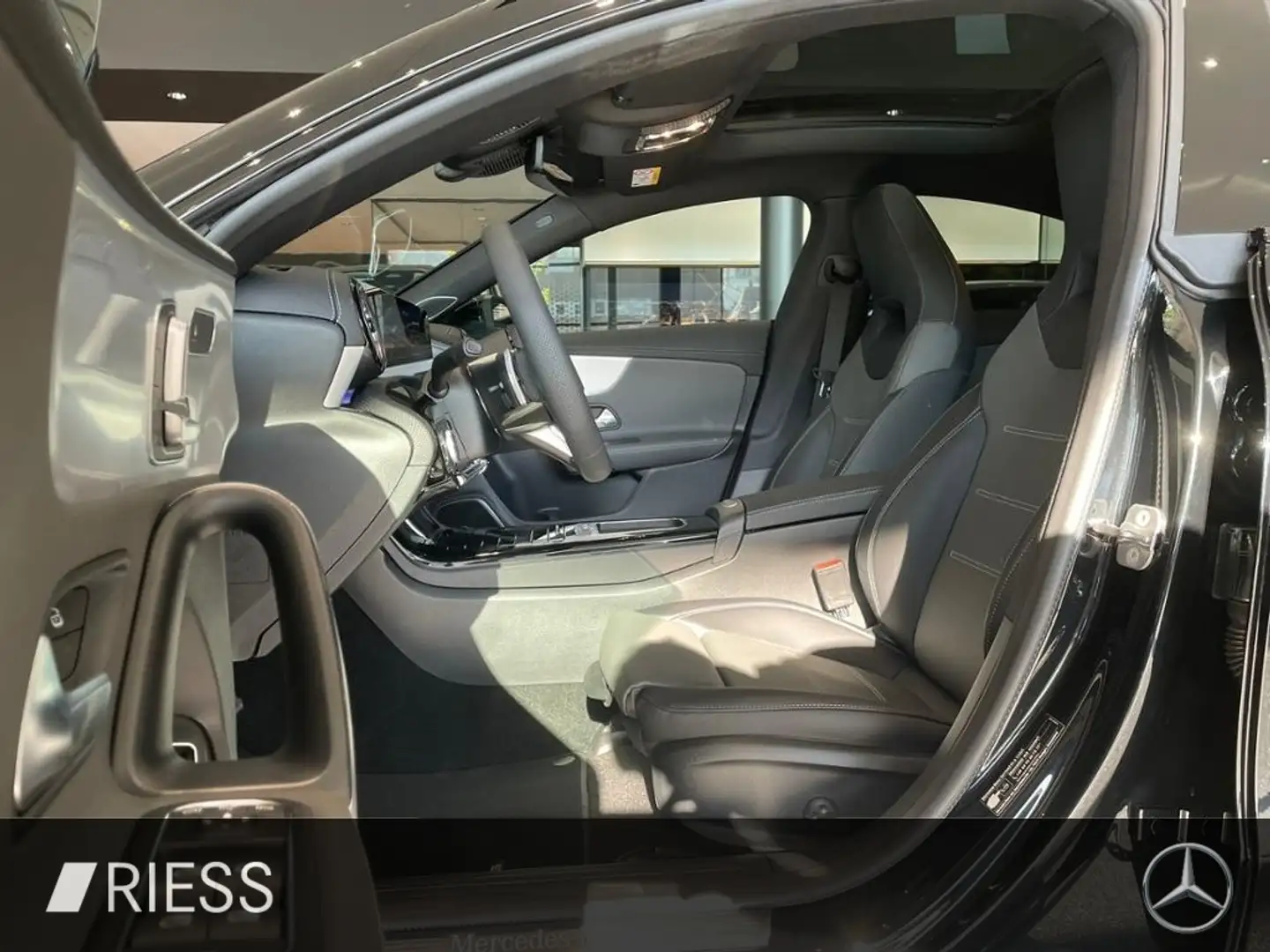 Mercedes-Benz CLA 220 d AMG+PANO+AHK+STDHZG+HUD+DISTR+KEYL+360 Schwarz - 2