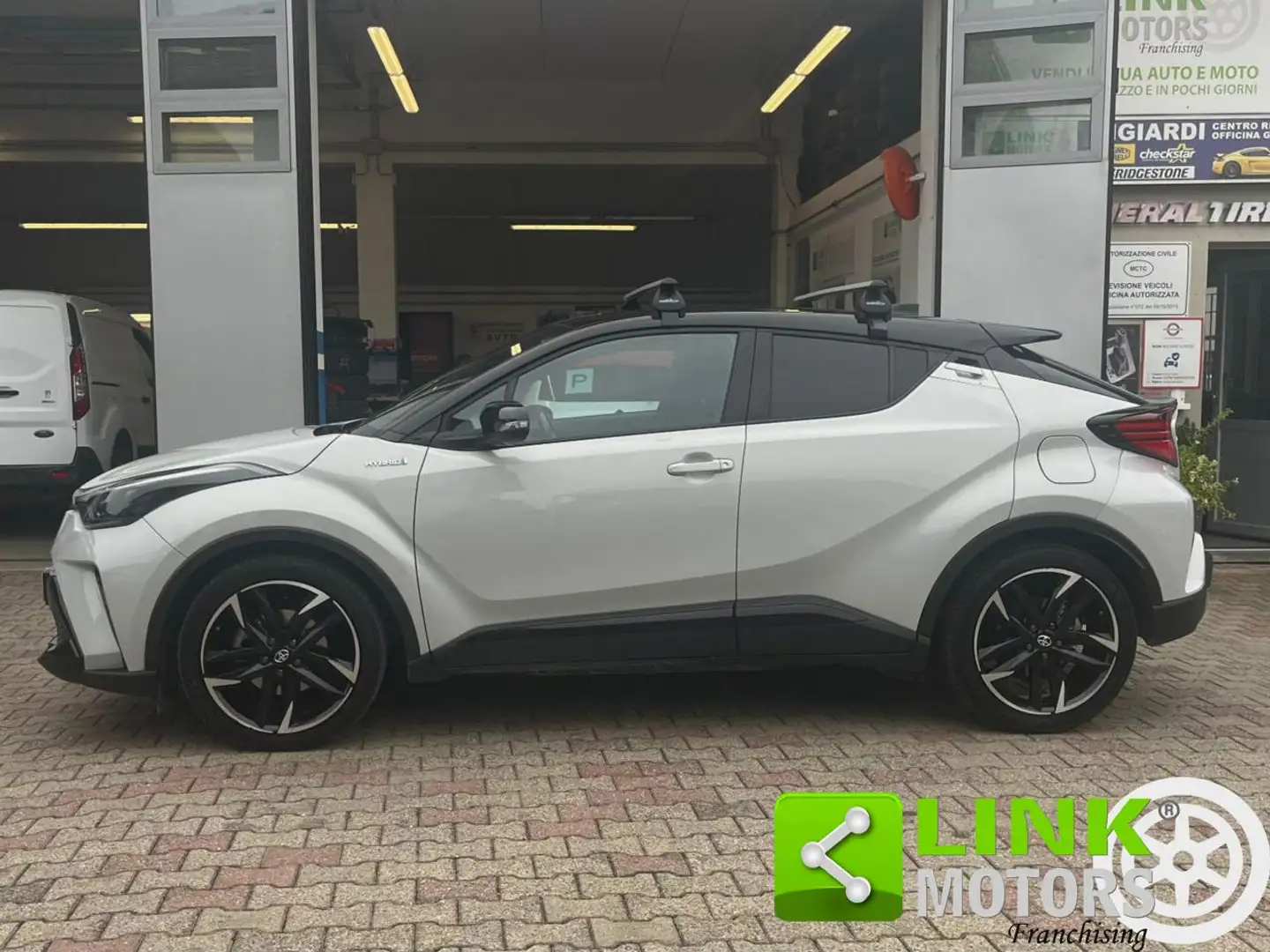 Toyota C-HR 2.0 Hybrid E-CVT GR Sport Bianco - 2