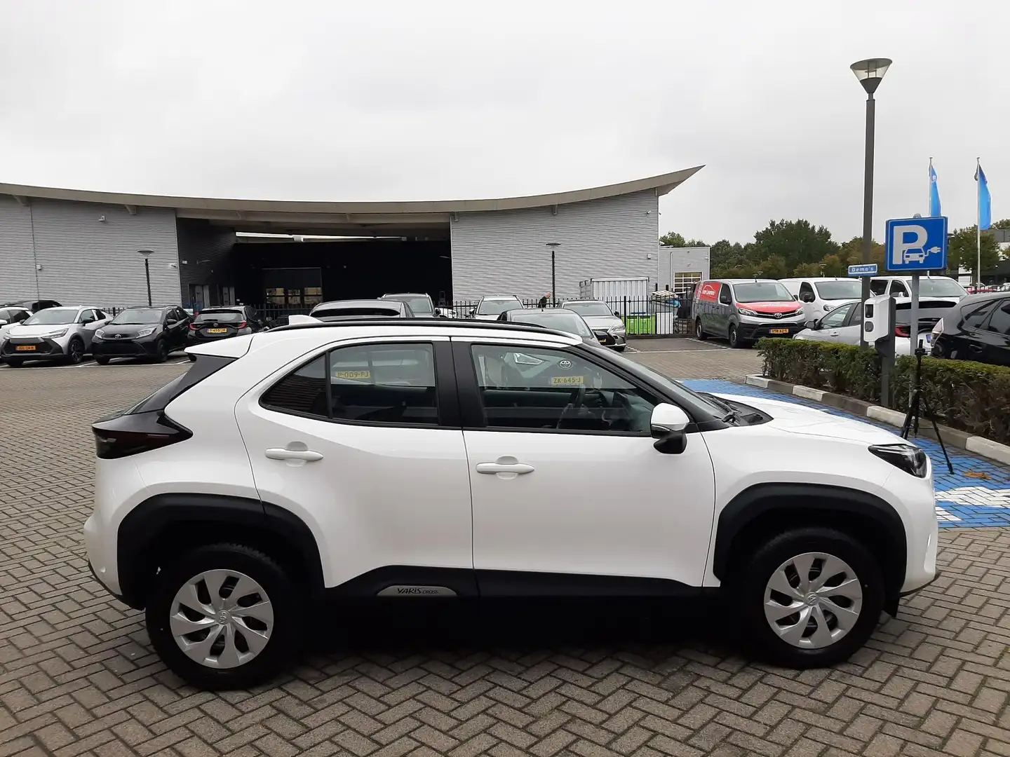 Toyota Yaris Cross 1.5 Hybrid 115 Business ALL-SEASON STOELVERW APPLE - 2