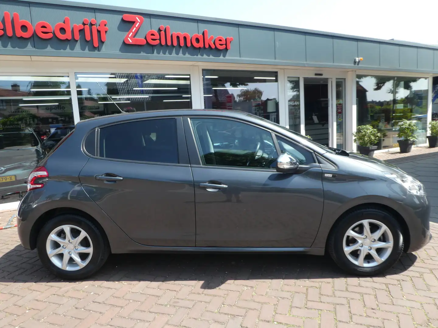 Peugeot 208 1.2 VTi Style Airco, LM Velgen, Navi Gris - 2