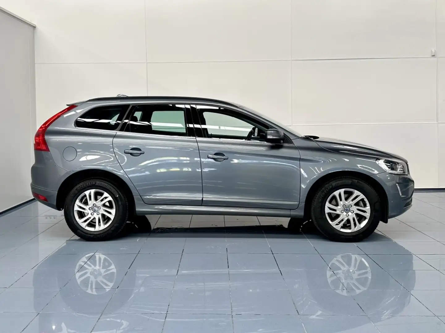 Volvo XC60 D3 Premium Edition Aut. 150 Gris - 2