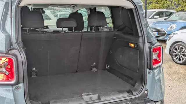 Jeep Renegade view 13
