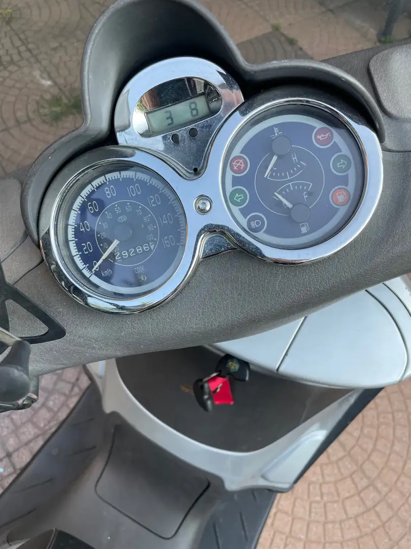 Piaggio Beverly 250 Stříbrná - 2