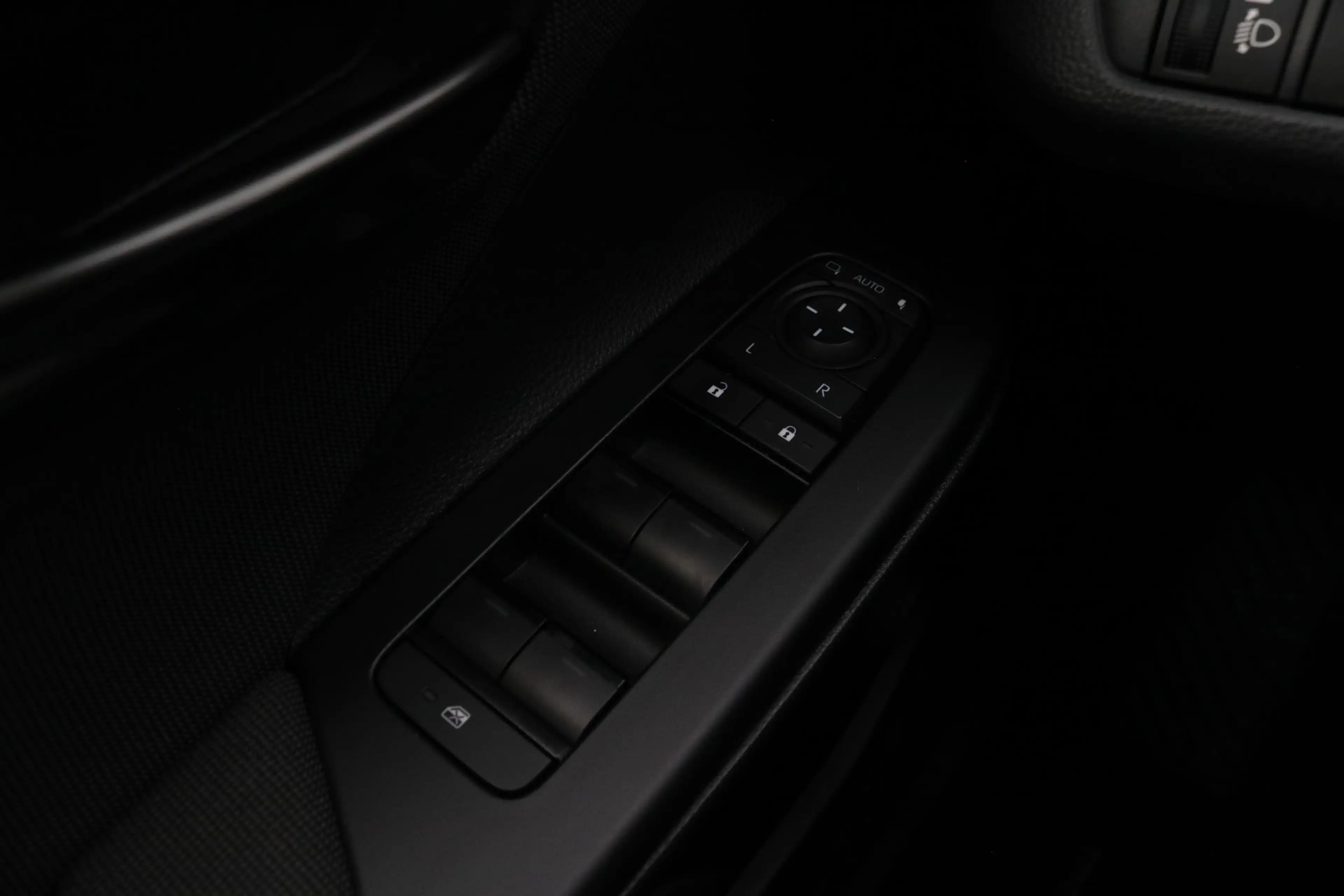 Toyota C-HR 2.0 Plug-in Hybrid 220 Dynamic | fabrieksnavi | Ap — photo 12