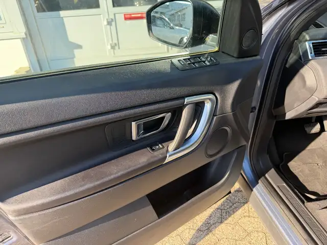Land Rover Discovery Sport view 11