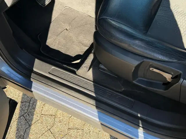 Land Rover Discovery Sport view 12