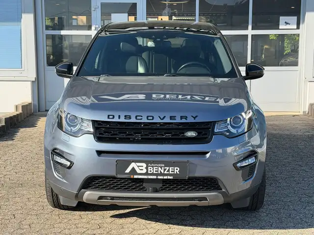 Land Rover Discovery Sport view 3
