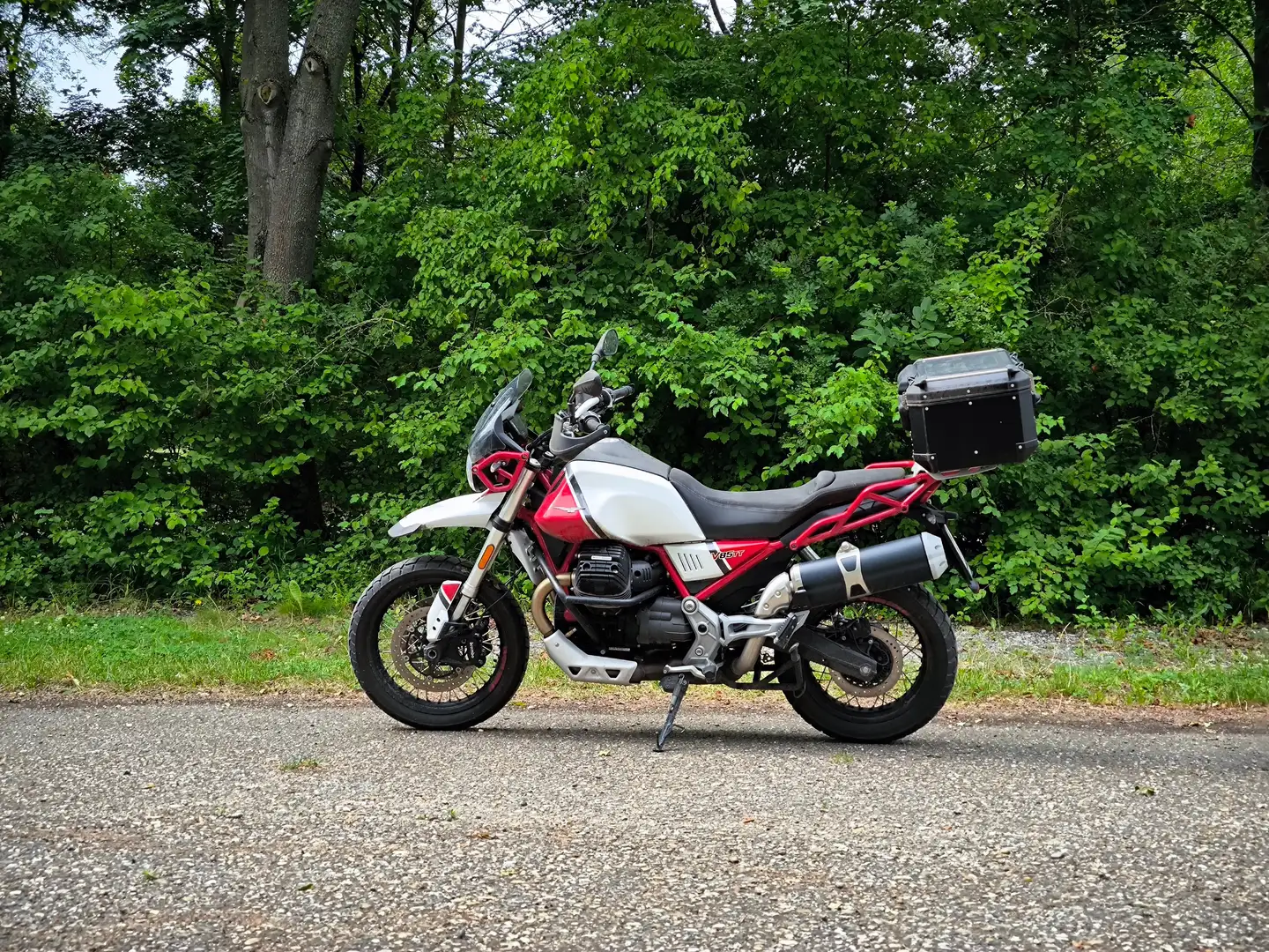 Moto Guzzi V 85 TT Rosso - 1