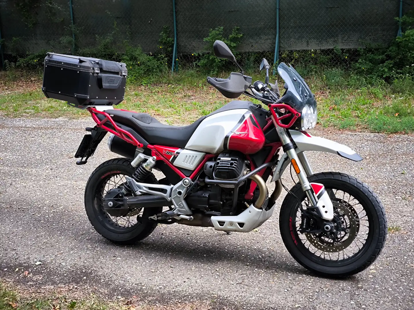 Moto Guzzi V 85 TT Rosso - 2