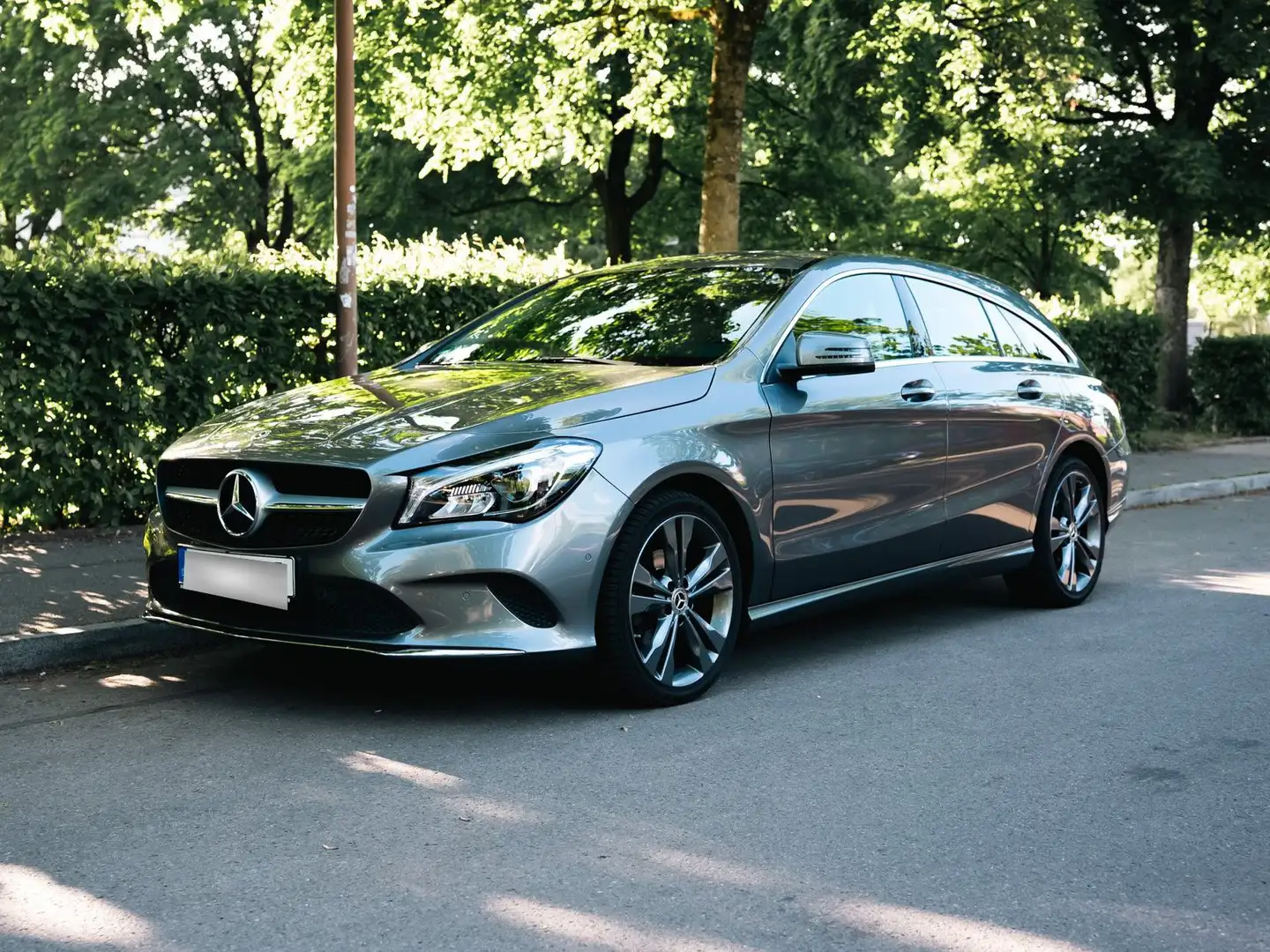 Mercedes-Benz CLA 180 CLA Shooting Brake 180 Grau - 1