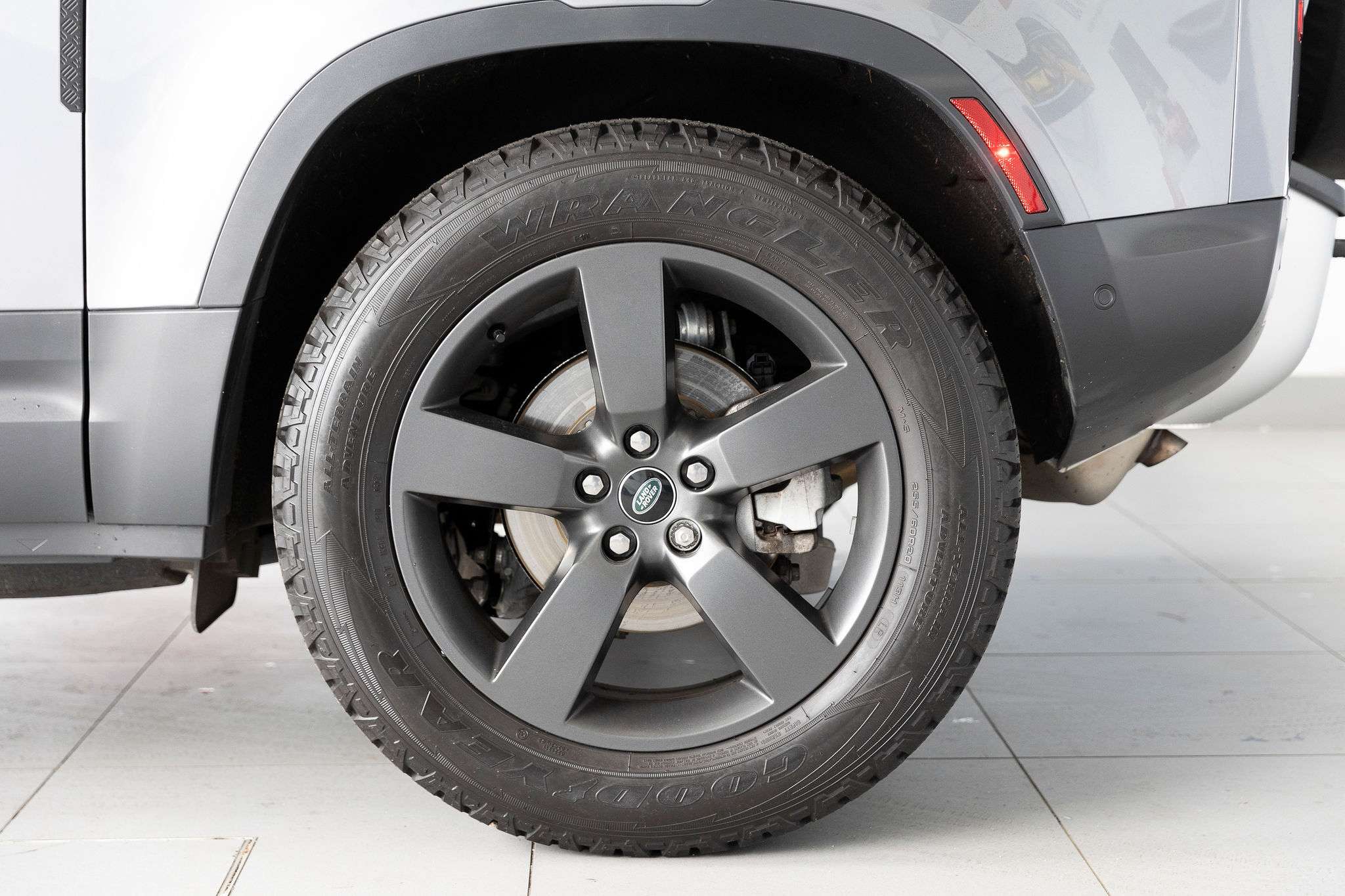 2024 Land Rover Defender 90 P300 S - Advanced Off-Road Package thumb 8