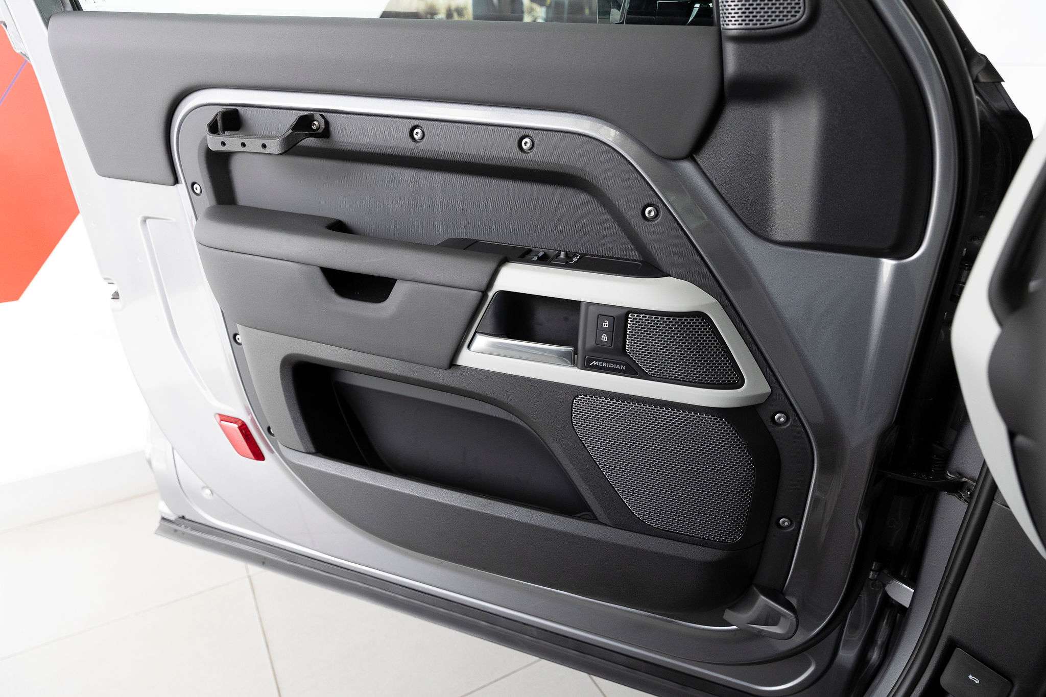 2024 Land Rover Defender 90 P300 S - Advanced Off-Road Package thumb 23