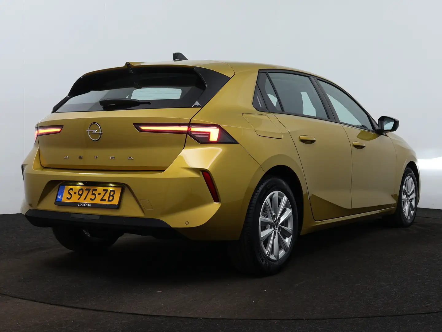 Opel Astra 1.2 110pk Level 2 | NU VAN € 34.103,- VOOR € 27.95 Geel - 2